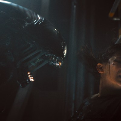 Cailee Spaeny and xenomorph in Alien: Romulus